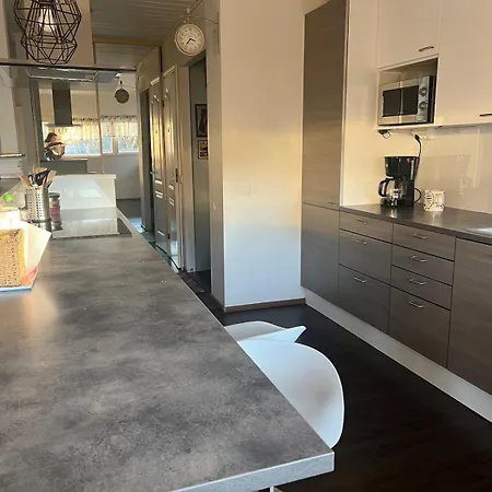 Spacious Detached House بيت للعطل
